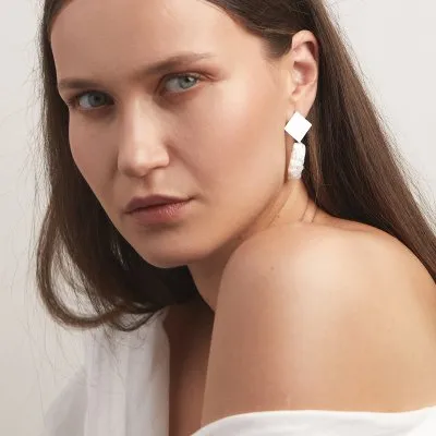 PLATTITUDE Rombe Lush pearl earrings Minimalist, handcrafted - Monom