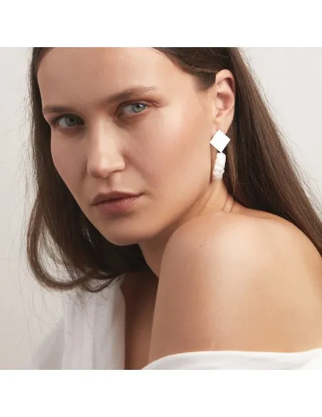 Cercei PLATTITUDE Rombe Lush perla Minimal, realizate manual. - Monom