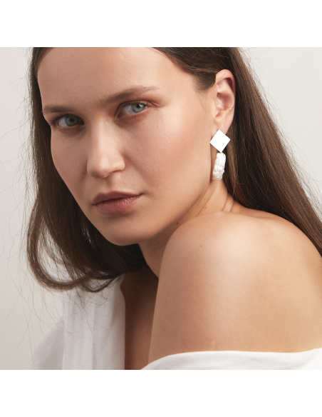 PLATTITUDE Rombe Lush pearl earrings Minimalist, handcrafted - Monom