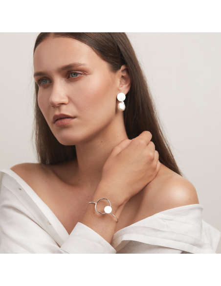 PLATTITUDE Rombe Lush pearl earrings Minimalist, handcrafted - Monom