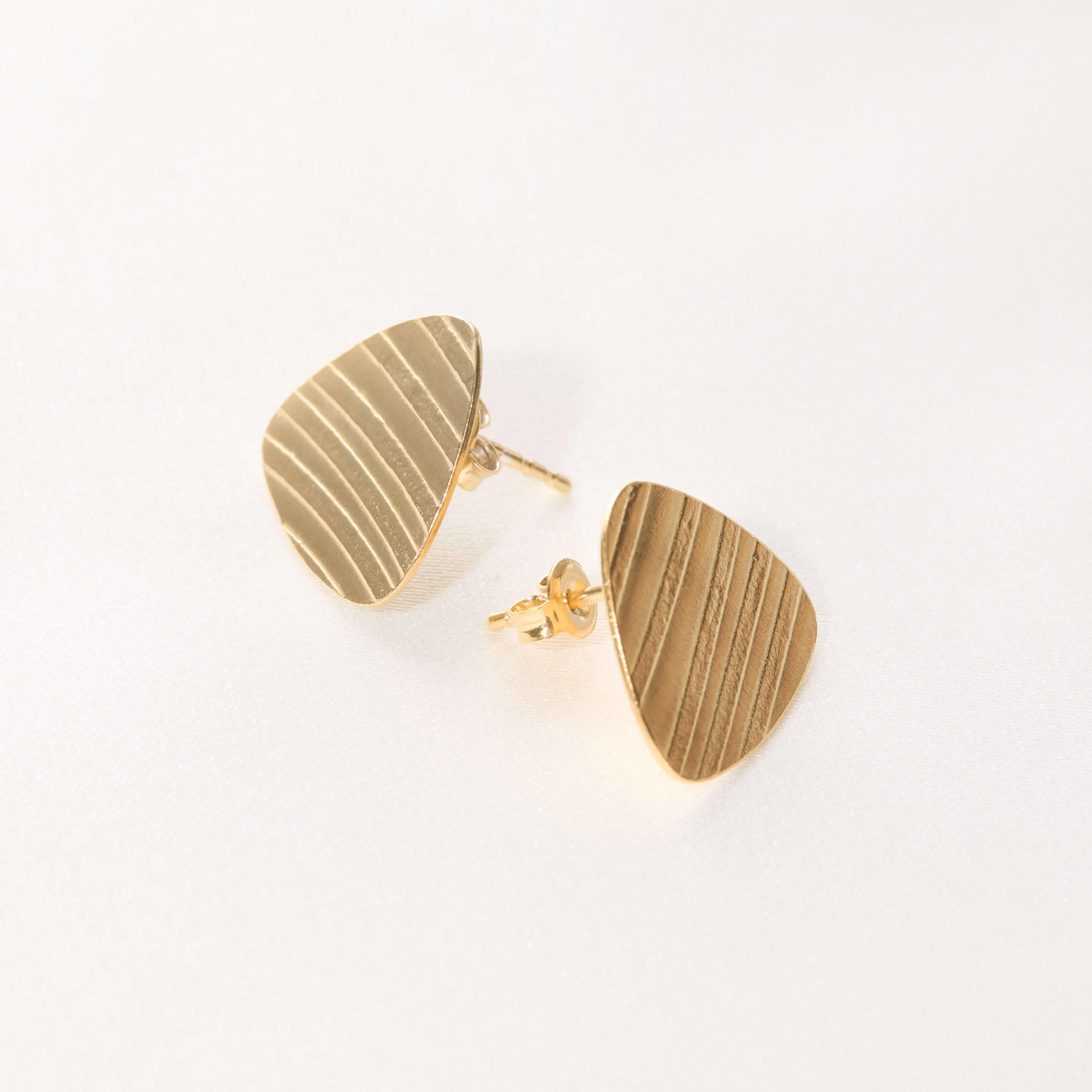 ANTHERA TRIANGLE SMALL EARRINGS