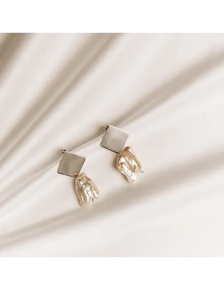 Cercei PLATTITUDE Rombe Lush perla Minimal, realizate manual. - Monom